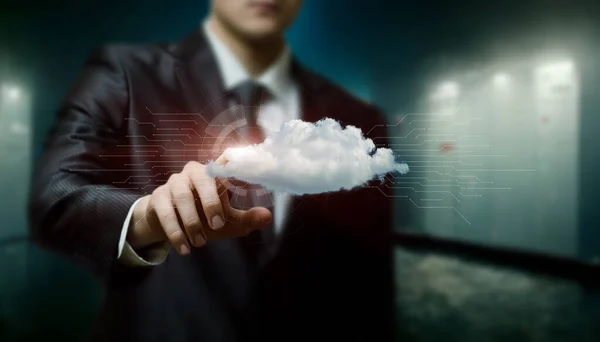 Egy Öltönyös Férfi Repül Egy Számítástechnikai Felhőn Homályos Háttérrel — Stock Fotó