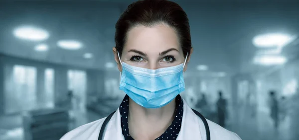 Doktor Koruyucu Maske Hastanenin Arka Planına Yakın Çekim Yapıyor — Stok fotoğraf