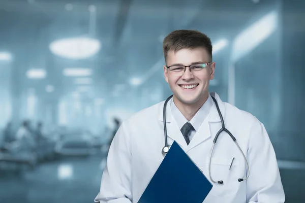 Joven Doctor Sonriendo Con Historial Médico Sus Manos Sobre Fondo —  Fotos de Stock