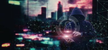 Bir hacker bulanık bir arkaplanda bir bilgisayar ağına sızıyor.