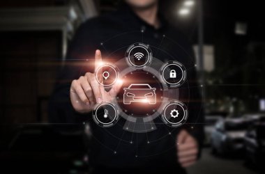 Bir adam sanal olarak bilgisayar ekranında araba kullanıyor..