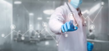 Doktor bulanık bir arkaplanda hastayı seçiyor..