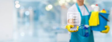 Temizleyici bulanık arkaplanda telefonla kontrol listesi uygulamasını gösteriyor.