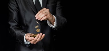 Para yapma konsepti. İşadamı madeni paraları elden ele aktarıyor..