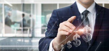 İşadamı mali büyüme ve başarılı ticaret grafiği ile çalışıyor.