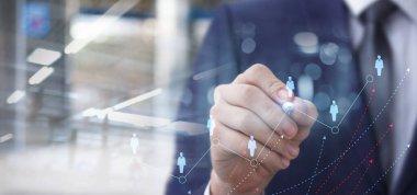 Sanal bilgisayar ekranındaki iş adamı programla ve insan kaynaklarıyla çalışıyor.