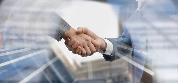 ビジネスマンはビジネスセンターの背景で握手をする — ストック写真