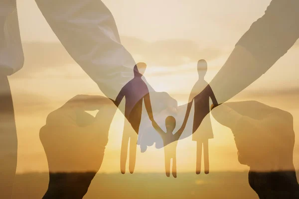 愛の平和と家庭の概念 太陽と愛のカップルを背景に家族の二重露光 — ストック写真