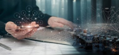 İş kadını merkezde cep telefonu ve dizüstü bilgisayarda çalışıyor..
