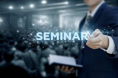 İnternette seminer düzenleme fikri. Konuşmacı sanal bilgisayar ekranında yazıt seminerini gösterir.