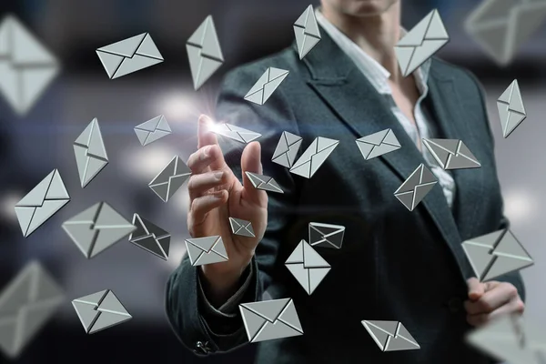 Empresária Envia Mails Espaço Conceito Email Marketing — Fotografia de Stock