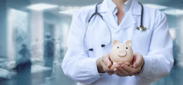 Begreppet Besparingar Finansiering För Hälso Och Sjukvård Läkare Visar Spargris — Stockfoto