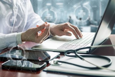 İnternetteki bir bilgisayarı kullanarak tıbbi çalışma kavramı.