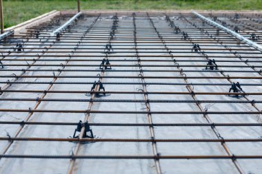 İnşaatın aşamalarından biri de kıskaçların üzerinde duran takviye kuvvetler..