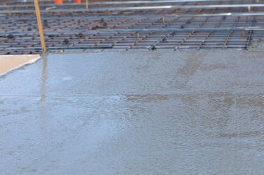 Beton dökme kavramları. Kelepçelerle örgü güçlendirmek için beton tozu..