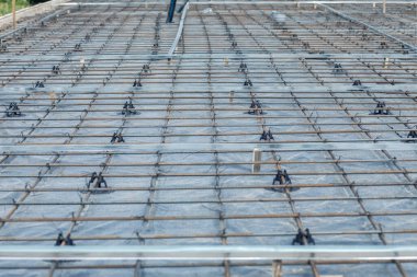 Beton dökmek için hazırlanmış bir örgüye bağlanmış inşaat demiri..