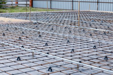 Polietilen substrat üzerindeki kıskaçların üzerine kurulumlar.