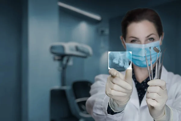 Lekarz Pokazuje Obraz Leczenia Stomatologicznego Niewyraźnym Tle — Zdjęcie stockowe