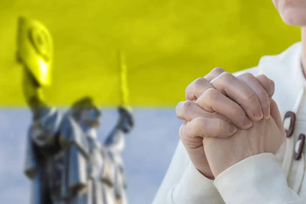 Жінка Молиться Тлі Неба Україні Захисників Вітчизни — стокове фото