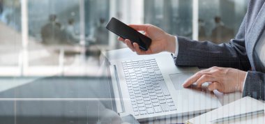 Mobil aygıtlar ve bilgisayarlar kullanılarak finansal pazar analizi kavramı.