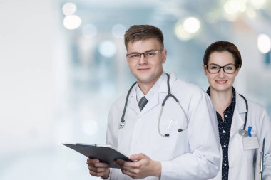 Doktorlar tıbbın temsilcileri olarak arka planda duruyorlar.