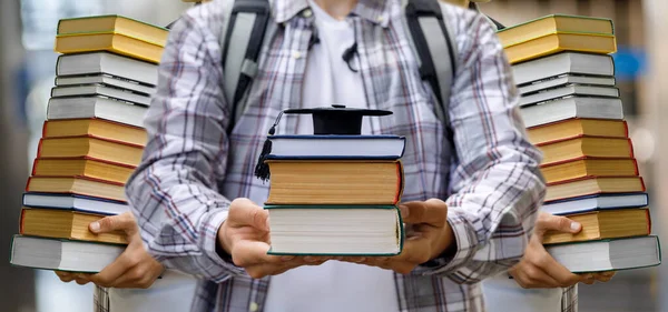 Ders Kitaplarından Öğrenme Kavramı Bir Öğrenci Bulanık Arkaplanda Bir Yığın — Stok fotoğraf