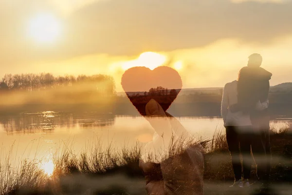 Expunere Dublă Cuplu Dragoste Mână Arătând Inima Fundal Apus Soare — Fotografie, imagine de stoc