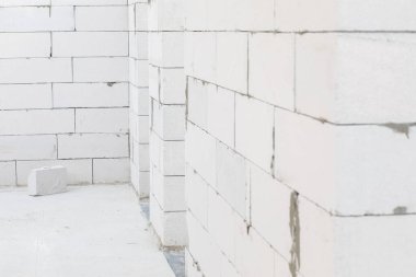 Beton zemindeki bir gaz bloğundan yapılmış duvarlar..