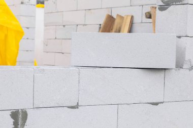 Gaz bloğu inşaat alanındaki duvarda duruyor..