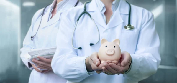 Grupp Läkare Visar Spargris Bank Suddig Bakgrund Polyclinic — Stockfoto