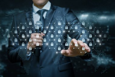 Konuşmacı dünyadaki iletişim güvenlik sistemini gösteriyor..