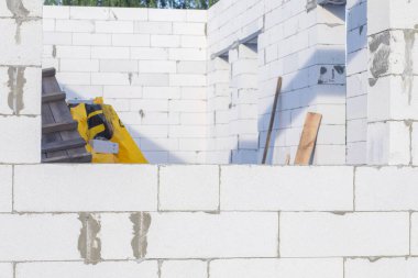 Gaz bloklu bir duvar ve pencere aralığı.