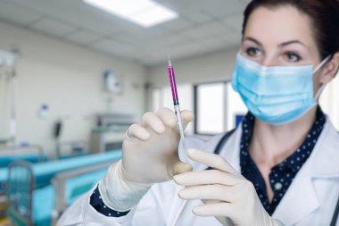 Hastanede kas içi enjeksiyonla tedavi kavramı.