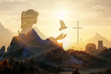 Manevi tatmin ve umut kavramı. Şehrin arka planına, Haç 'a ve uçan kuşa karşı bir kadının çifte pozu..