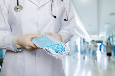 Tıp kurumlarında virüslerin yayılmasını önlemek için maske konsepti.