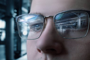 Genç uzman fabrikadaki üretim sürecine bakıyor..