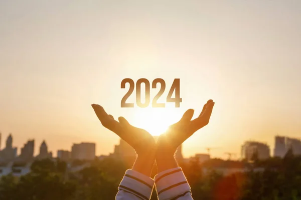 2024 Wird Von Frauenhänden Vor Dem Hintergrund Eines Sonnigen Sonnenuntergangs — Stockfoto