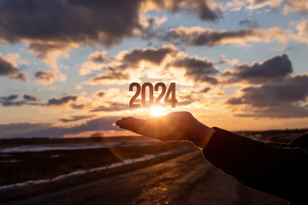 Koncept Příchodu Nového Roku2024 Ruka Ukazující 2024 Pozadí Slunečného Západu — Stock fotografie