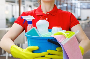 Kafelerde ve restoranlarda temizlik kavramı. Kafenin arka planında kova ve temizlik ürünleri olan bir temizlikçi..