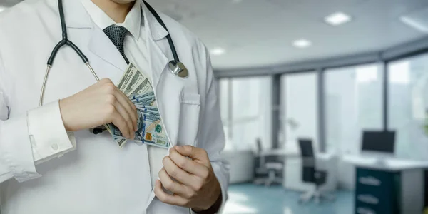 Doktor Bornozunun Yan Cebinde Dolar Saklıyor — Stok fotoğraf