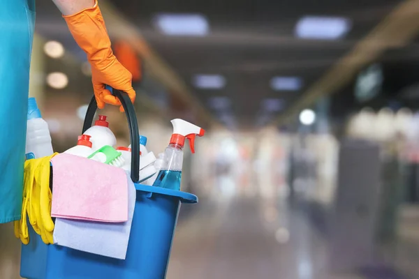 Cleaning Lady Bucket Cleaning Products Background Blurred Shopping Center — Stock Photo, Image