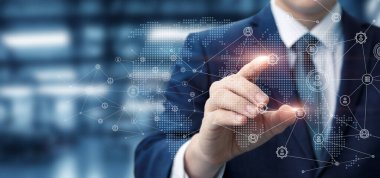 Bir dünya haritasında müşterilerle düşey ekranda çalışan bir iş adamı.