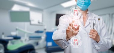 Doktor Dişçi sanal bir bilgisayar ekranında iyileşmiş bir dişe tıklıyor..