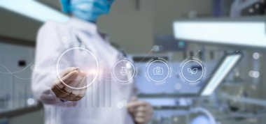 Doktor sanal bilgisayar ekranında bir hap gösteriyor..