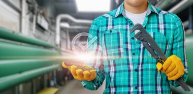 Tesisatçı tesisat hizmetleri için kaliteli iş yaptığını gösteriyor..