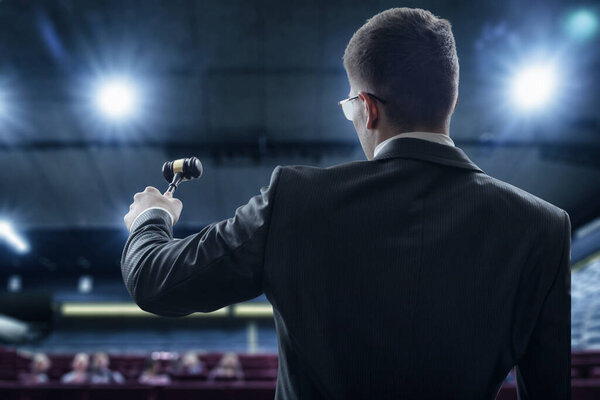 Концепция проведения аукциона или продажи имущества в большом зале.