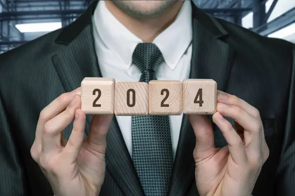 Neujahrskonzept 2024 Der Wirtschaft Geschäftsmann Zeigt Würfel Mit Der Beschreibung — Stockfoto