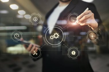 Bir programcı sanal bir bilgisayar ekranında bir program geliştirir.