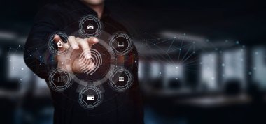 Yönetici koyu bir arkaplanda parmak izi tarama arayüzü ile çalışıyor.