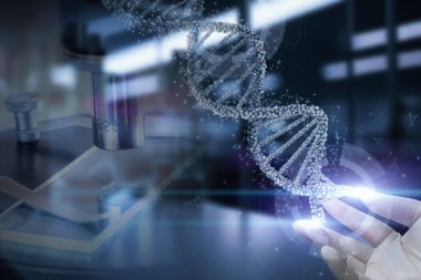 Karanlık bir arkaplanda DNA molekülü ve araştırmacı eli.